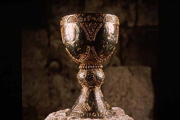 Кубок святой грааль. Чаша грааля изумруд. Сайт грааля. Священная грааль кубок. Золотой святой грааль.