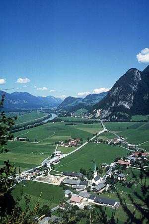 Strass im Zillertal Der Ort Strass mit Blick ins Zillertal